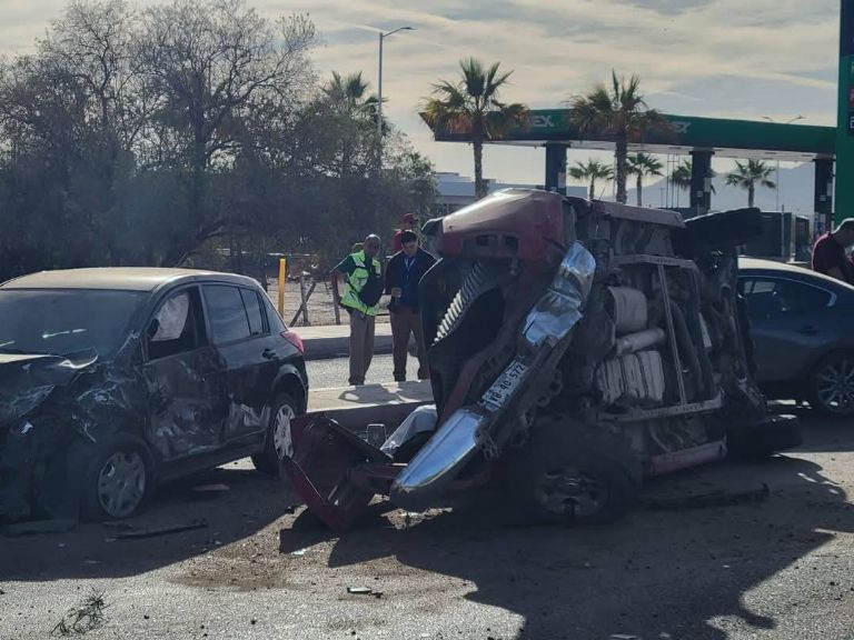El accidente provocó varios daños materiales 