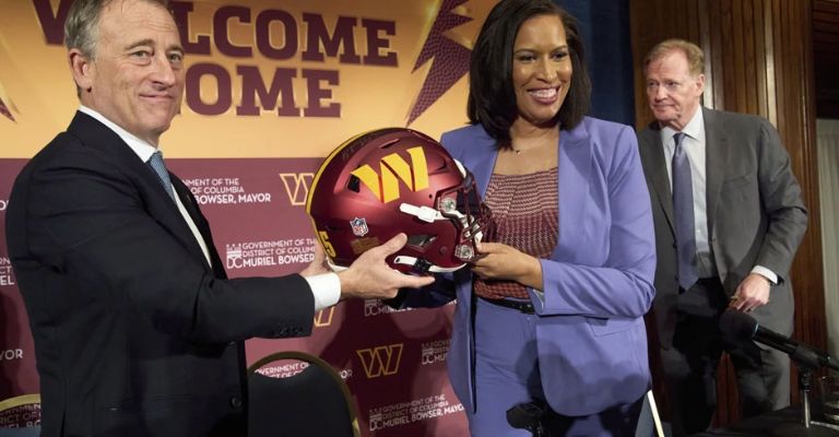 Harris y la alcaldesa Bowser, después del acuerdo