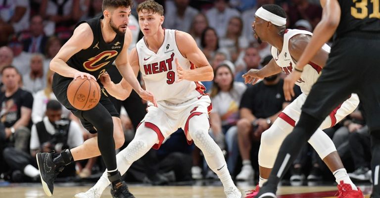 Cleveland borró a Miami sobre la duela