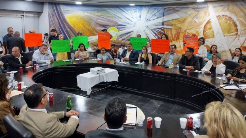 Elías Retes se hace de oídos sordos ante reclamo ciudadano; irrumpen en sesión de Cabildo