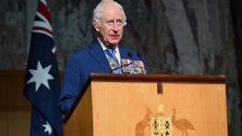 Foto que representa a Rey Carlos III es abucheado en evento y hombre lo confronta por caso Epstein; seguridad lo arresta