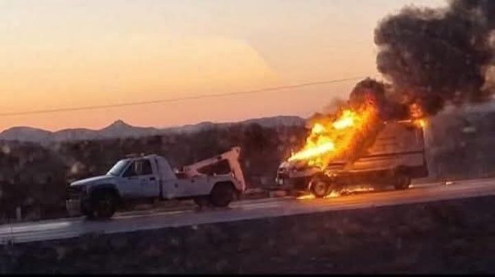 Código Rojo: Ambulancia del IMSS arde en llamas en plena carretera de Sonora