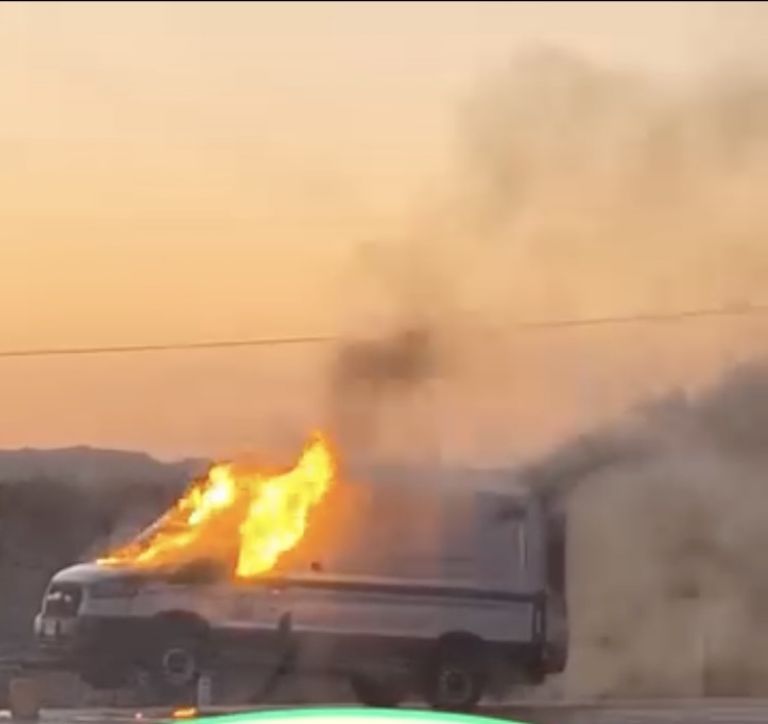 La ambulancia comenzó a incendiarse en la carretera Hermosillo-Guaymas. Foto: Facebook