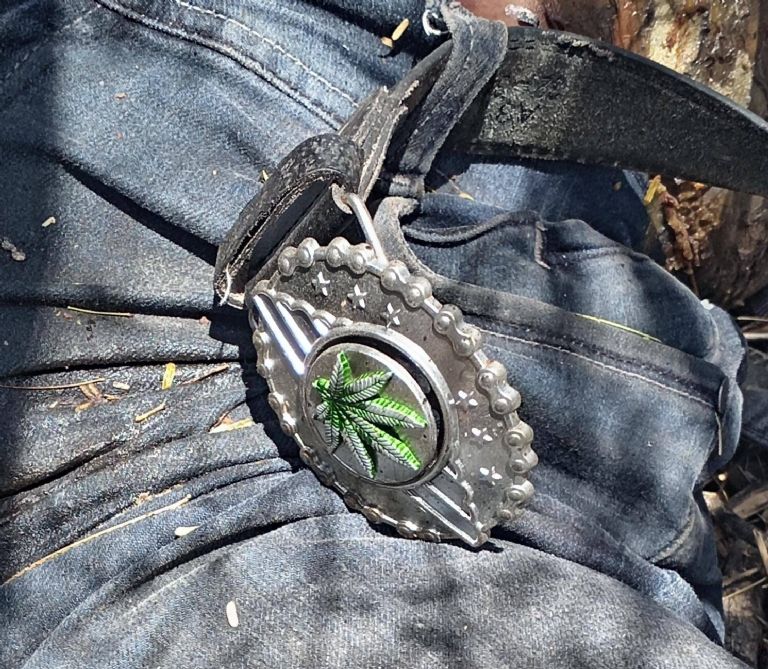 Entre las pertenencias se encontró un cinturón con hebilla de plata que en el centro tenía una hoja de cannabis
