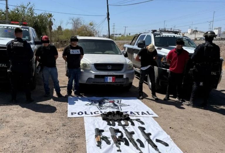 Los cuatro sujetos detenidos y las armas decomisadas