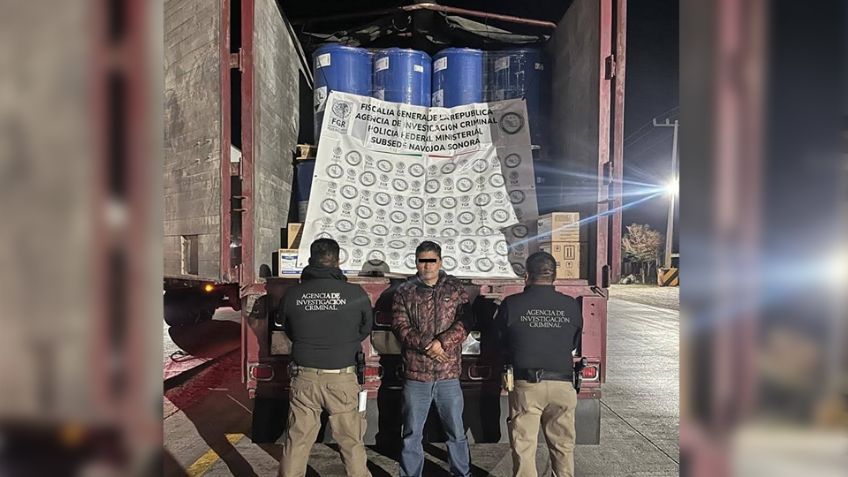 Detienen a chofer de tráiler en carretera de Sonora; transportaba 160 tambos de químico