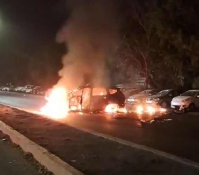 Además, fueron colocados tráileres incendiados