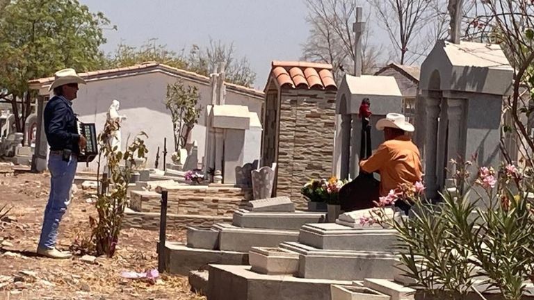 Cajemenses abarrotan los panteones este Día de las Madres
