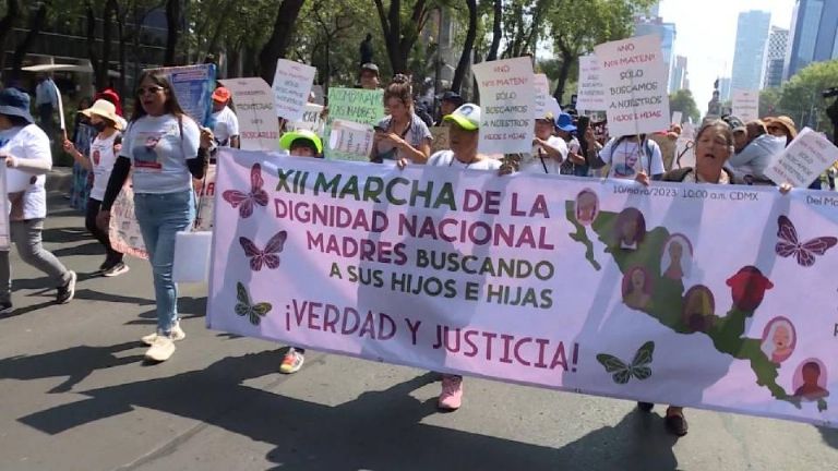 Madres buscadoras marchan en CDMX pidiendo al gobierno combatir desapariciones forzadas
