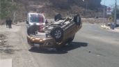 Foto ilustrativa de la nota titulada Fuerte volcamiento en San Carlos deja a dos personas lesionadas sobre bulevar Tetakawi