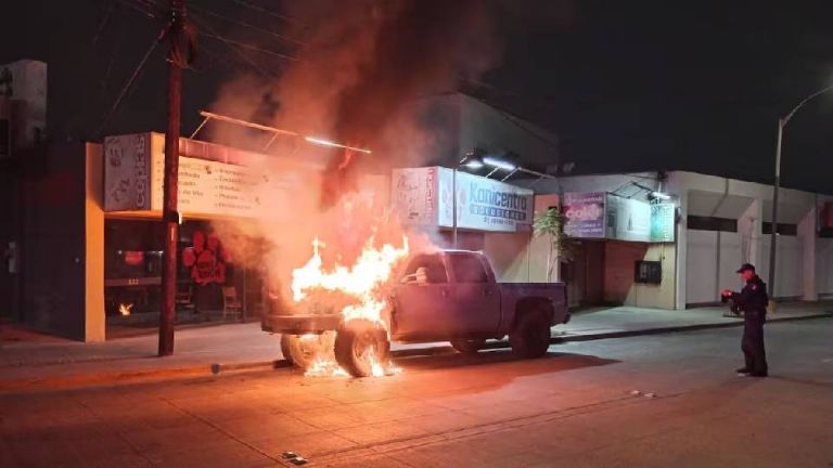 Jóvenes provocan el incendio de tres vehículos en colonia El Mariachi en Hermosillo