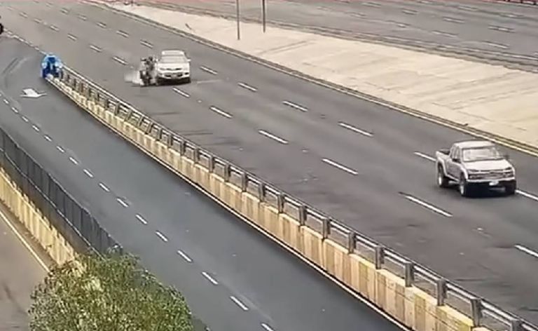 Automovilista embistio a presuntos asaltantes luego de presenciar asalto