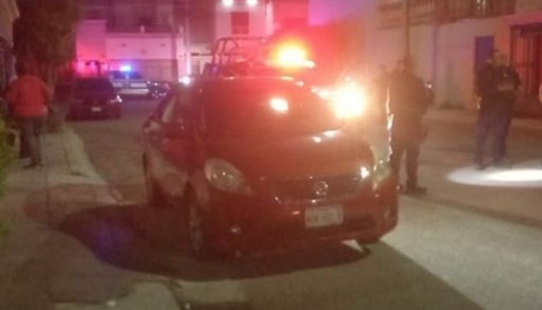 El auto atacado resultó con diversos daños en su carrocería