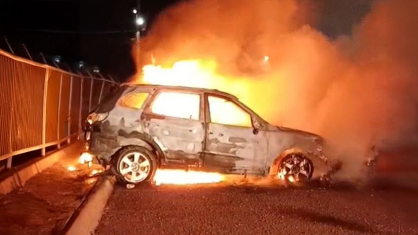 Fuego consume vehículo en estacionamiento de supermercado al sur de Ciudad Obregón