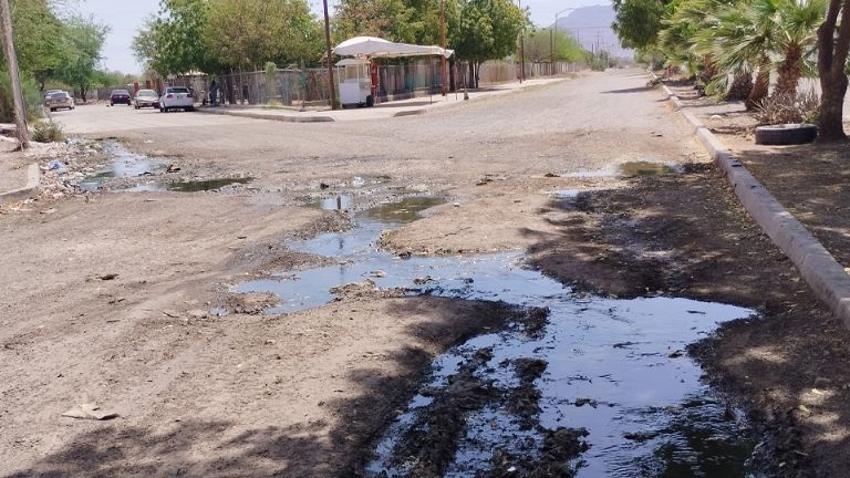 Denuncian fuga de aguas negras cerca de jardín de niños en la colonia Beltrones de Ciudad Obregón