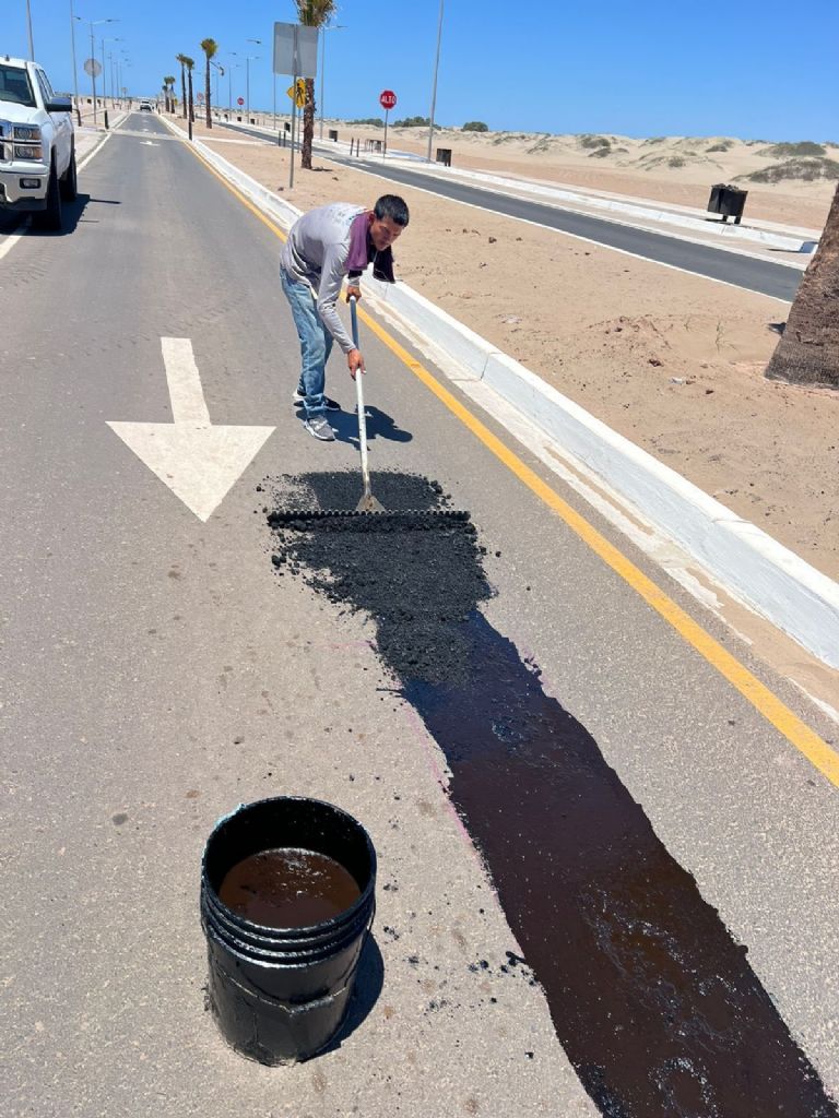 Personal de Obras Públicas realizando los trabajos de bacheo 