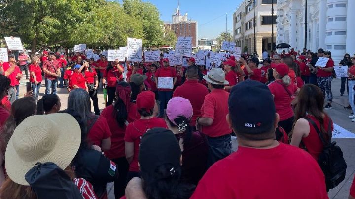 Maestros se manifestaron frente a palacio de Gobierno en Hermosillo