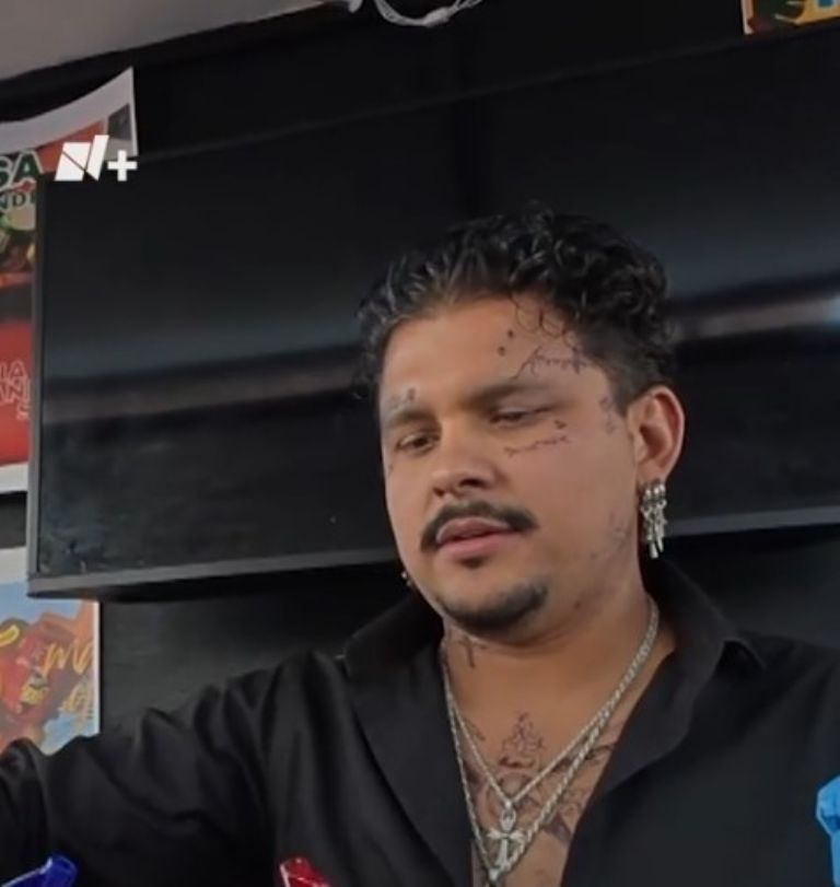 El joven se dedica a vender bebidas en la Feria de San Marcos