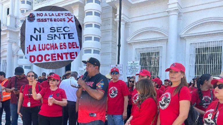 Maestros se manifestaron frente a palacio de Gobierno en Hermosillo