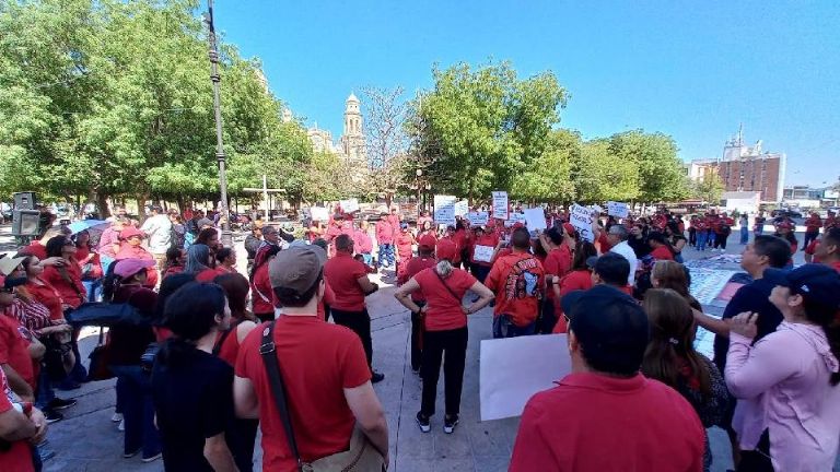 Maestros se manifestaron frente a palacio de Gobierno en Hermosillo