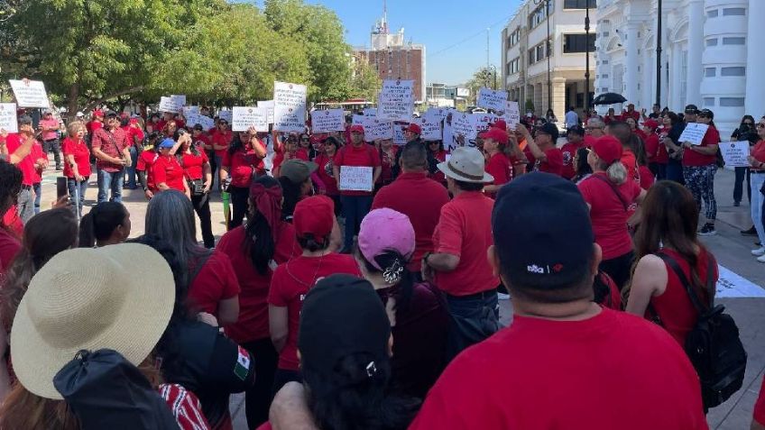 Maestros se manifestaron frente a palacio de Gobierno en Hermosillo