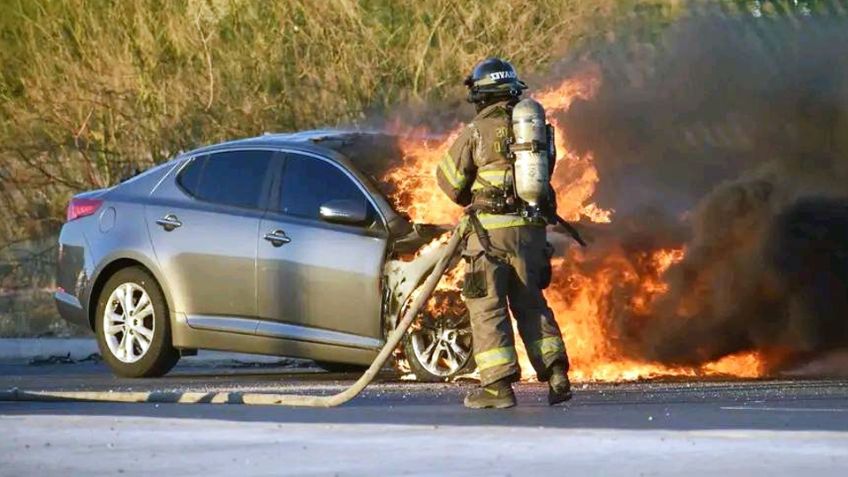 Padre e hijo sufren el incendio de su vehículo al sur de Hermosillo; venían de Sinaloa