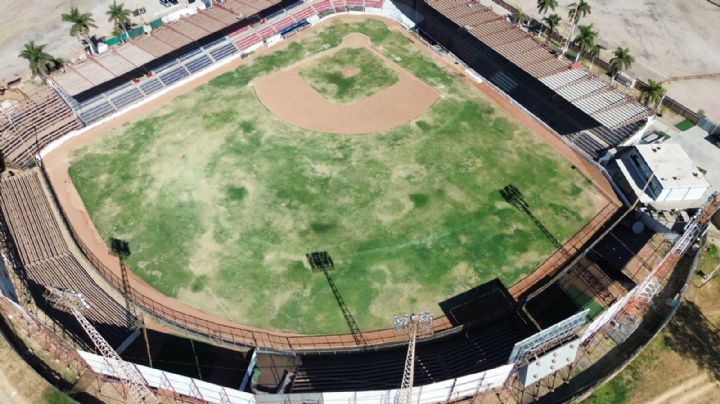 Alfonso Durazo se compromete a renovar el estadio 'Ciclón' Echeverría en Navojoa