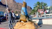 Foto ilustrativa de la nota titulada Instalan escultura de lobo marino en el obelisco de Guaymas; van cuatro de este tipo