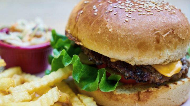 Se acerca la gran fecha: Toda la información para comprar una hamburguesa Carl's Jr a 1 peso