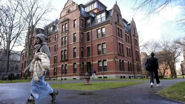 Harvard demanda a gobierno de EU por vetar a estudiantes extranjeros; jueza impide exclusión