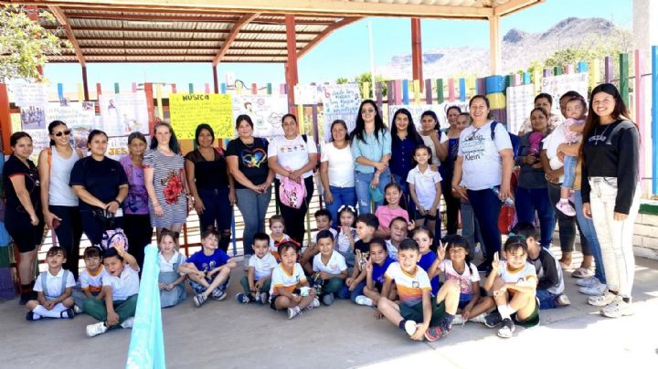 Madres de familia toman escuela de Álamos y exigen regresar al profesor de música
