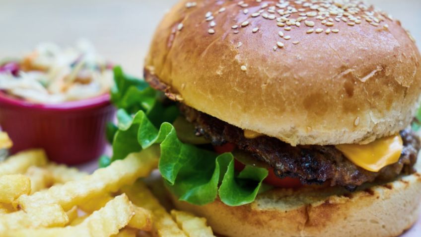 Se acerca la gran fecha: Toda la información para comprar una hamburguesa Carl's Jr a 1 peso