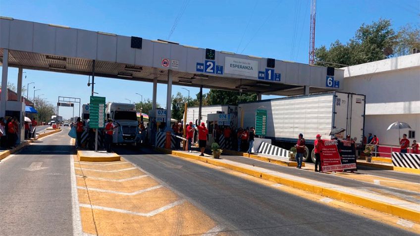Maestros protestan liberando caseta de cobro en Esperanza, Sonora
