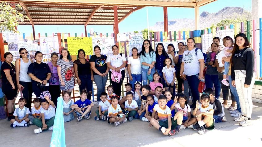 Madres de familia toman escuela de Álamos y exigen regresar al profesor de música
