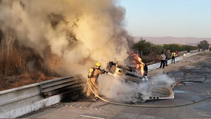 Tráiler se incendia en la carretera Guaymas-Ciudad Obregón; provoca largas filas de autos
