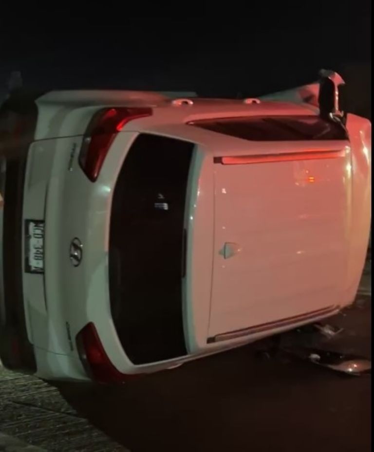 El auto terminó volcado