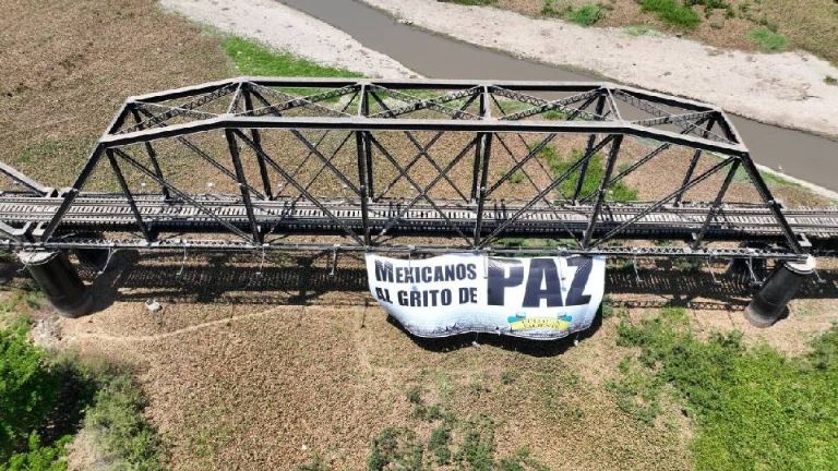 Colectivo Culiacán Valiente coloca manta de paz en Puente Negro en Culiacán