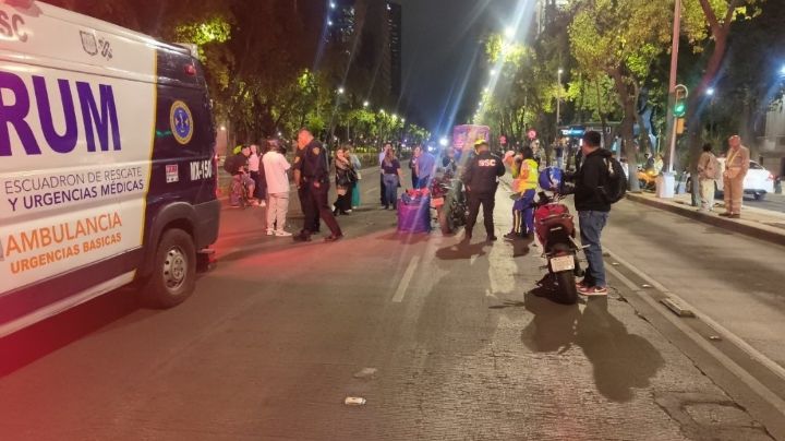 Motociclista termina hospitalizado tras colisión con 'party bus' en Paseo de la Reforma