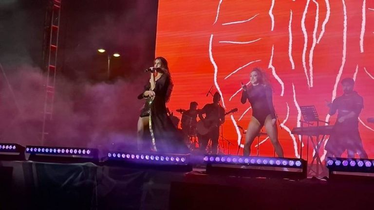 Lavacarros interrumpe concierto de María León en las Fiestas del Pitic 2025