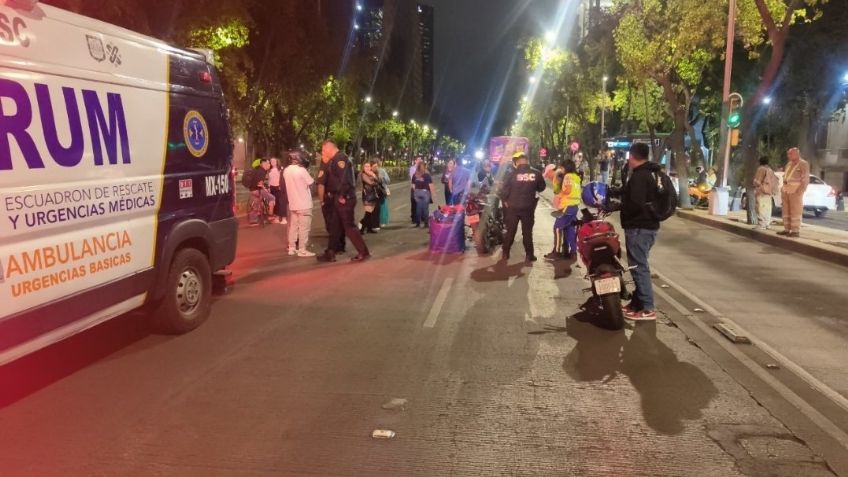 Motociclista termina hospitalizado tras colisión con 'party bus' en Paseo de la Reforma