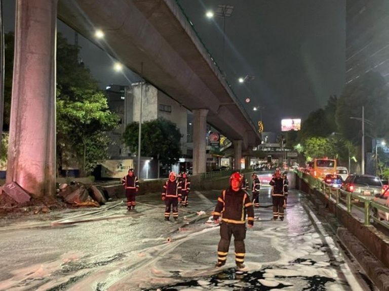 Bomberos cerraron Periférico la madrugada de este lunes. Foto: Twitter