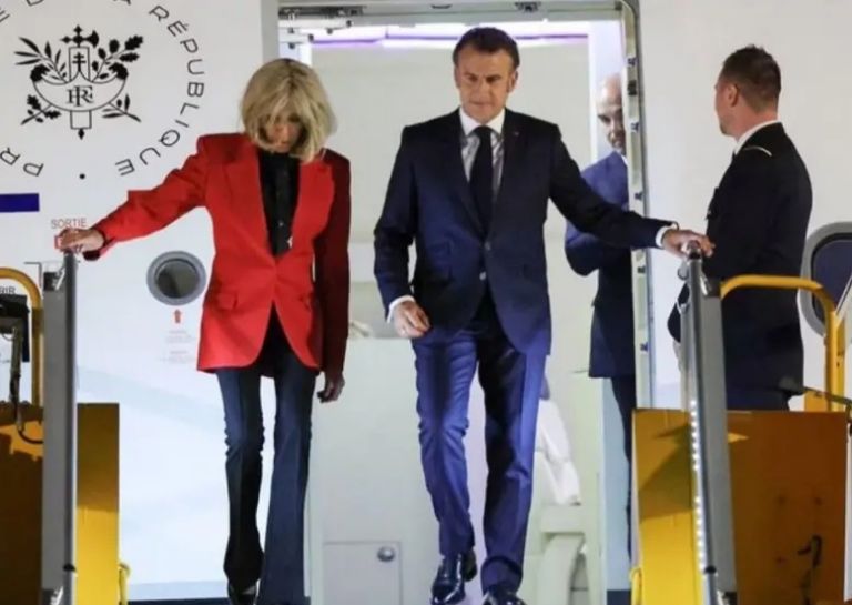 Presidente Emmanuel Macron y la primera dama Brigitte Macron en su llegada a vietnam