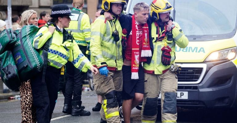 Uno de los heridos es atendido