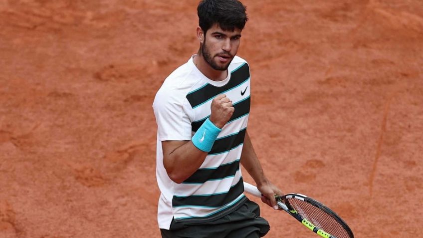 Alcaraz y Swiatek inician con triunfo la defensa de sus títulos en el Abierto de Francia