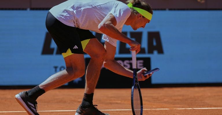 Zverev toma una foto para probar su reclamo