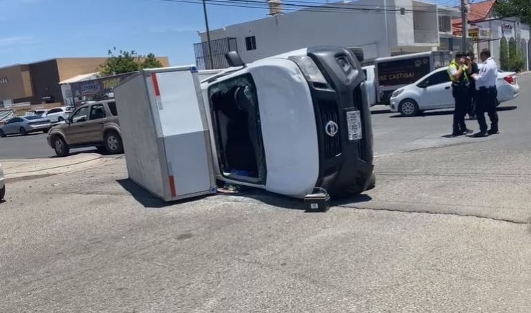 La unidad accidentada terminó en uno de sus costados