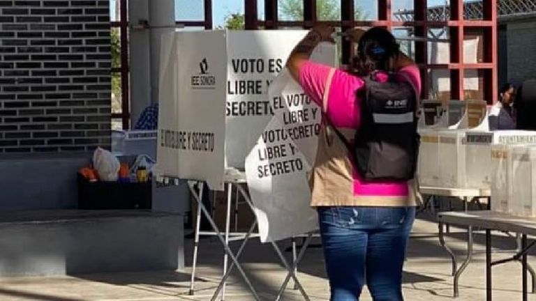 Acusan al Gobierno de CDMX de pagar por repartir guías pro-Morena; INE evalúa frenar su difusión.