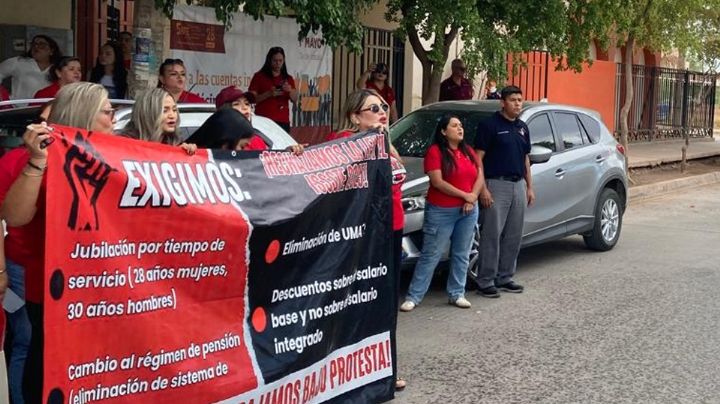 Maestros se manifiestan en Ciudad Obregón frente a Sección 28 del SNTE