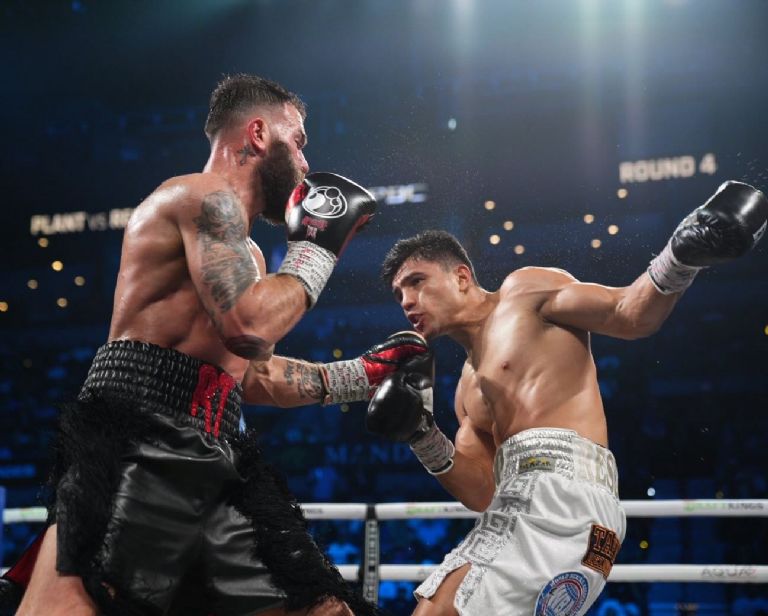 José Armando ‘Toro’ Reséndiz da el batacazo y supera a  Caleb Plant para conquistar el título mundial interino de la AMB