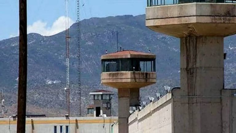 Reportan motín en penal de La Pila en San Luis Potosí reportan incendios y un muerto